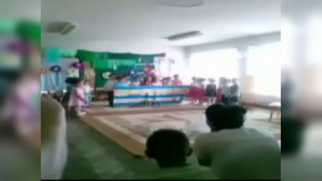 In Brasov, tavanul unei gradinite s-a desprins chiar in timpul serbarii. Incidentul socant a fost filmat de un parinte