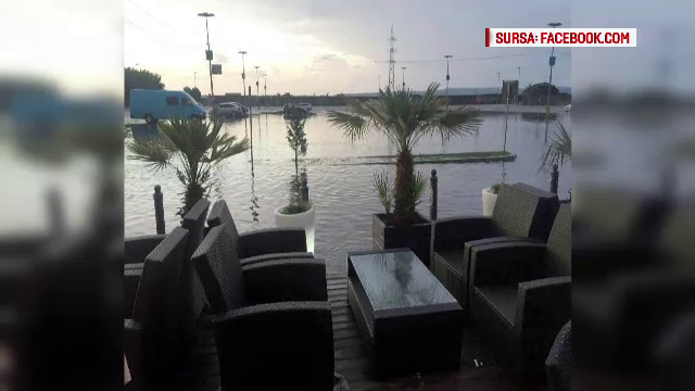 Vijelii violente ca un ciclon au facut prapad in unele zone ale tarii. "In Bacau e ca la Mamaia, a venit marea la noi"