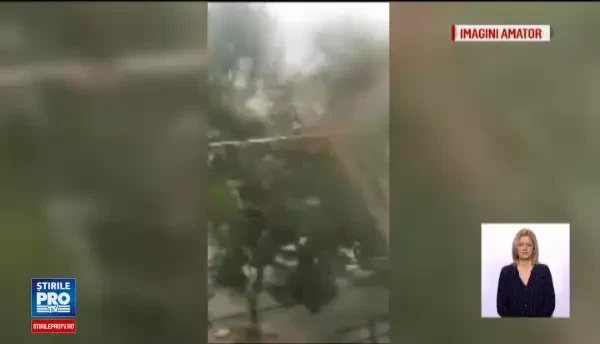 Furtuni cu efecte dezastruoase in mai multe judete. Acoperisuri rupte, copaci smulsi si strazi inundate