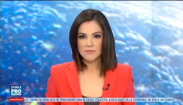 O femeie prinde cu mainile goale un sarpe lung de doi metri. Reactiile starnite de gestul ei socant