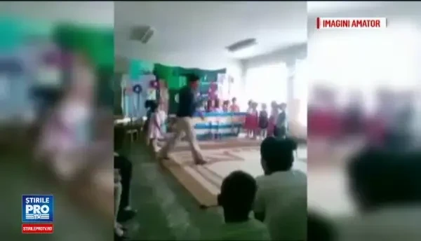 In Brasov, tavanul unei gradinite s-a desprins chiar in timpul serbarii. Incidentul socant a fost filmat de un parinte