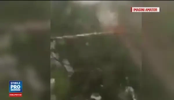 Vijelii violente ca un ciclon au facut prapad in unele zone ale tarii. In Bacau e ca la Mamaia, a venit marea la noi