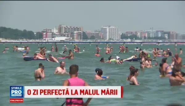 Primul weekend de vacanta a adus la malul marii mii de turisti dornici de distractie. Cum se racoreste tanarul din imagine