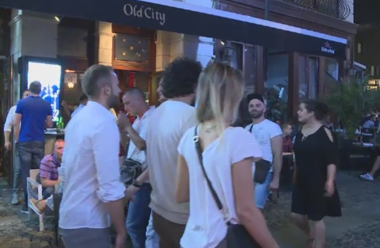 Forfota mare in parcuri si la terasele din Capitala. Oamenii au iesit din case pentru a se racori