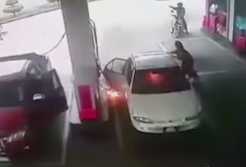 Momente de groaza intr-o benzinarie. Ce a facut un copil dupa ce a fost lasat singur incat a incendiat masina