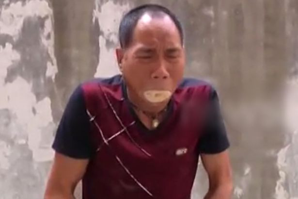 Trucul spectaculos pe care il face acest maestru kung fu: ce se intampla dupa ce isi pune rumegus in gura. VIDEO