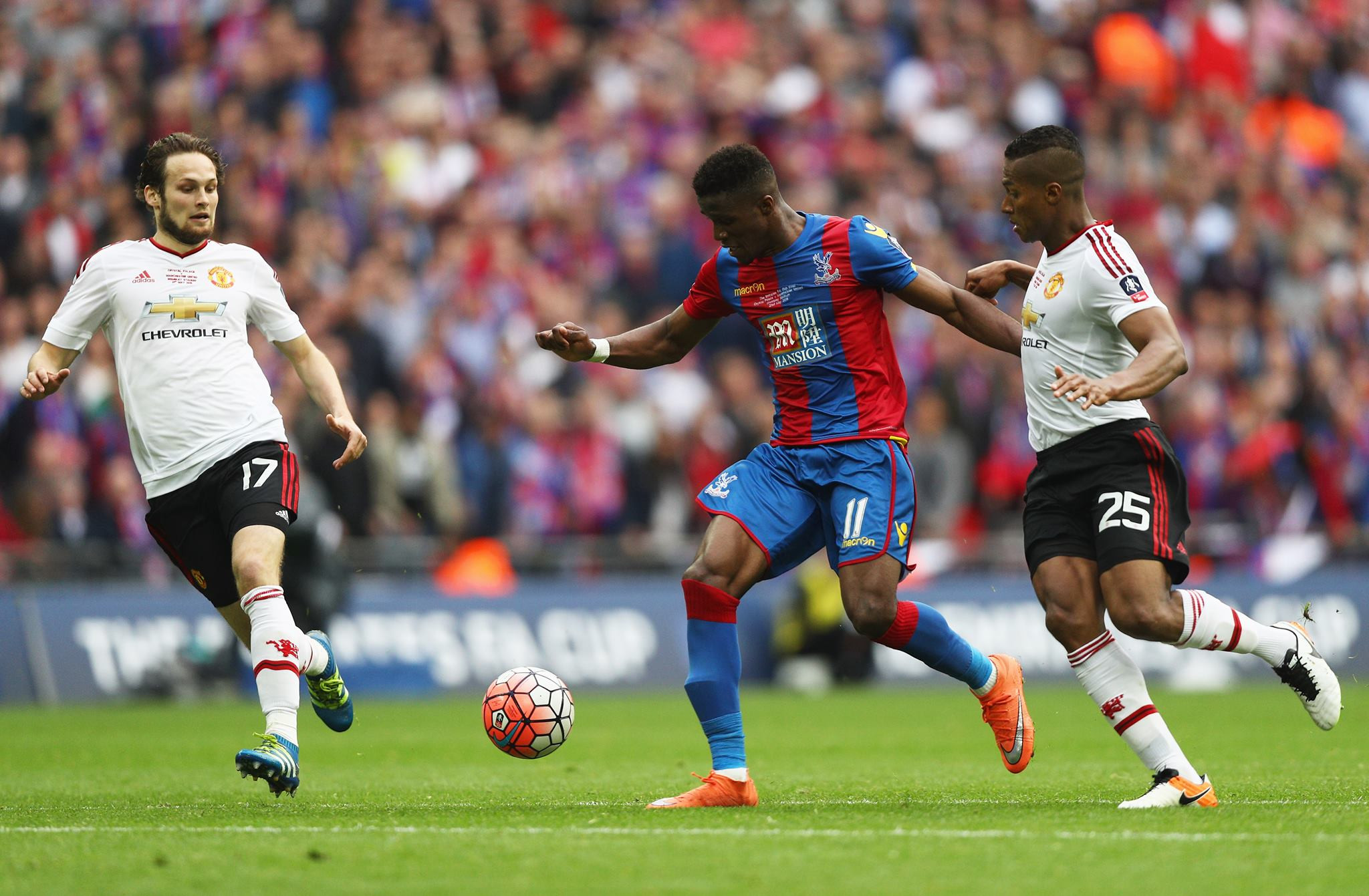 Si-a inselat iubita cu partenera unui coleg de la club! Cum a fost prins un fost jucator de la Man United