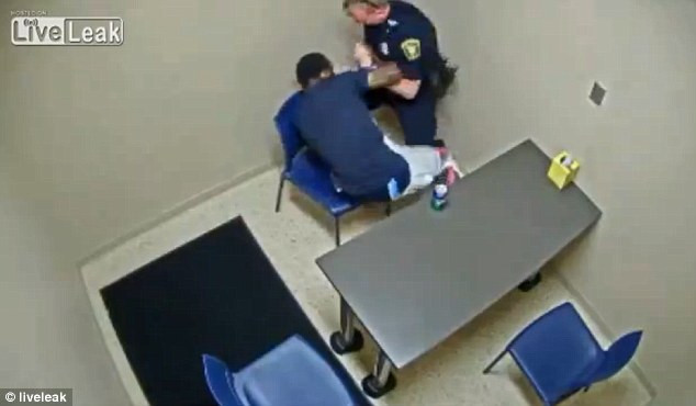 Momentul in care un barbat acuzat de crima sare sa ii fure pistolul politistului, in camera de interogatoriu. Ce a urmat