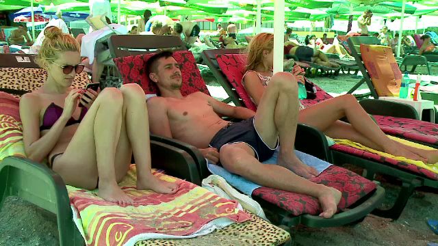Peste 100.000 de turisti au avut parte de o zi perfecta pe litoral. Tinerii s-au racorit cu bere si baie in mare