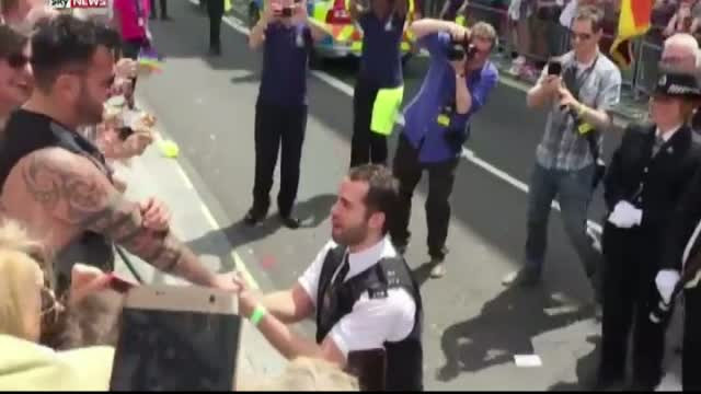 Parada diversitatii de la Londra, plina de surprize. Doi politisti si-au cerut partenerii in casatorie