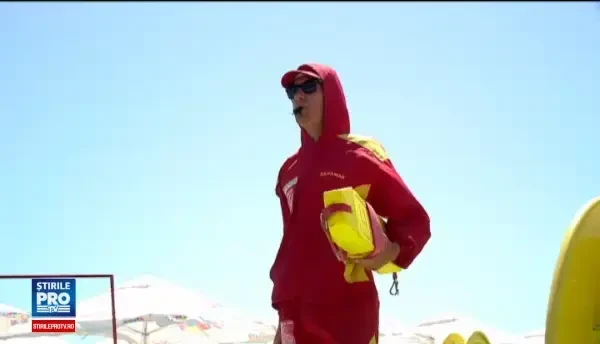 Peste 100.000 de turisti au avut parte de o zi perfecta pe litoral. Tinerii s-au racorit cu bere si baie in mare