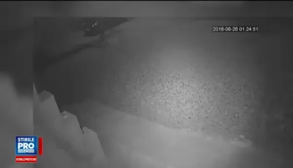 Masinile unui fost candidat UNPR la primarie, incendiate de un necunoscut. Ce au surprins camerele de supraveghere