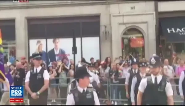 Parada diversitatii de la Londra, plina de surprize. Doi politisti si-au cerut partenerii in casatorie