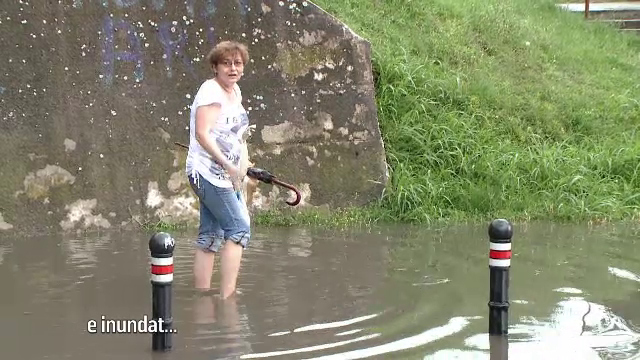 Rupere de nori in Timisoara. O ploaie torentiala de 30 de minute a inundat tot orasul, iar grindina a facut ravagii in judet