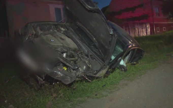 Clipe de groaza pentru 5 tineri din Bistrita-Nasaud. Ce au facut 2 dintre ei dupa ce au intrat cu masina intr-un cap de pod