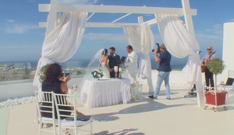 Insulele grecesti, la mare cautare printre tinerii care vor sa se casatoreasca. Cate nunti se oficiaza pe sezon in Santorini