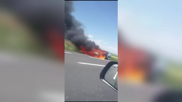 Panica pe E85, unde o masina a fost cuprinsa de flacari in timpul mersului. Soferul a reusit sa iasa la timp din autoturism
