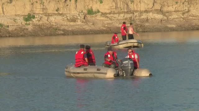 Doi tineri si un adolescent au murit, in mai putin de 24 de ore, inghititi de ape. Avertismentul pompierilor