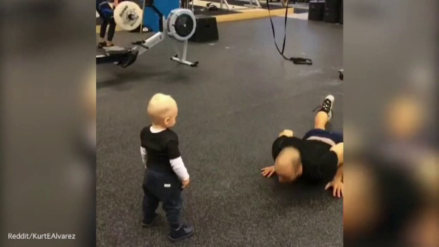 Un bebelus isi urmareste tatal facand flotari, apoi il imita. Imaginile care au amuzat milioane de oameni