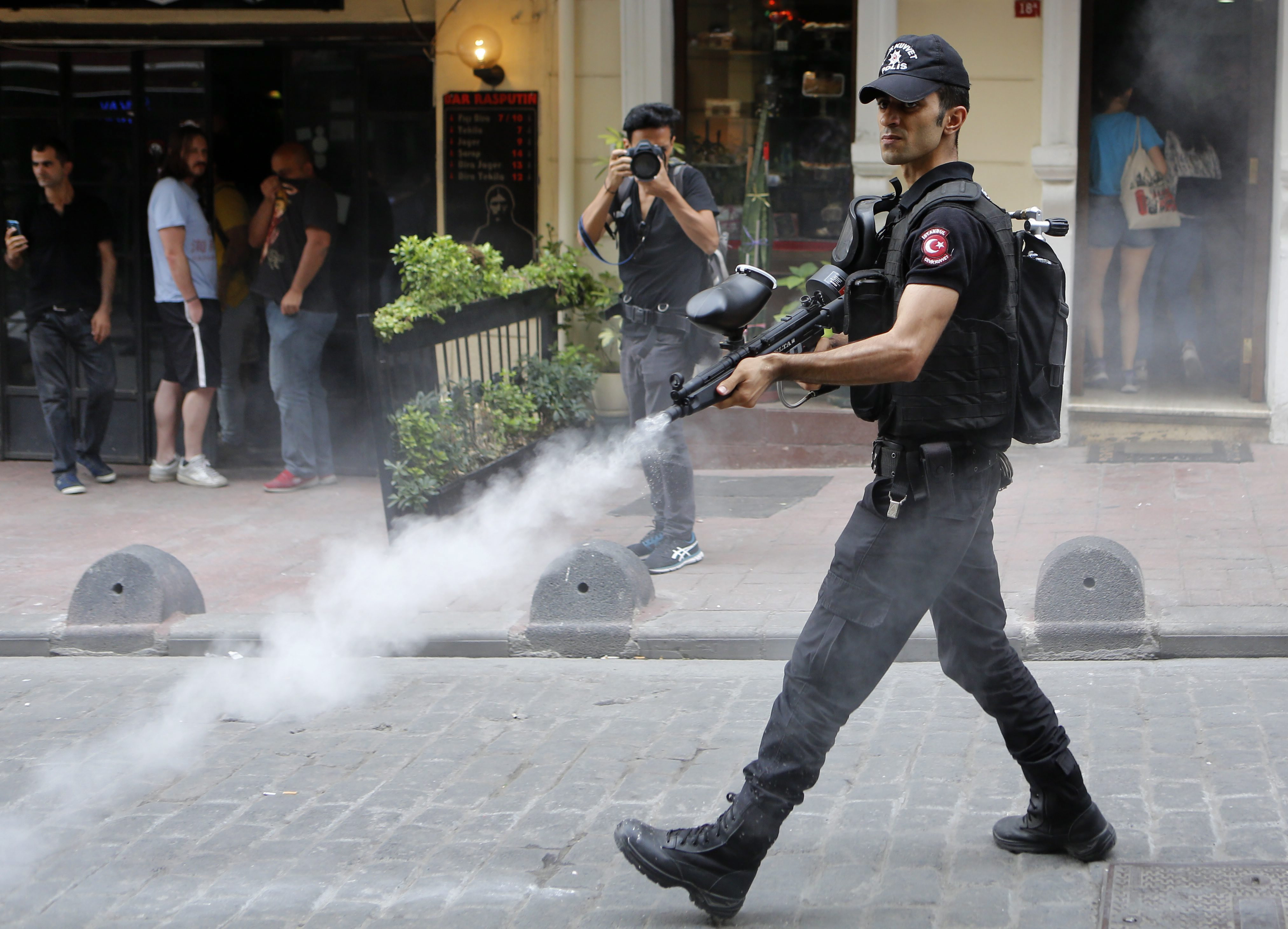 Violente la Marsul Gay Pride din Istanbul - 6