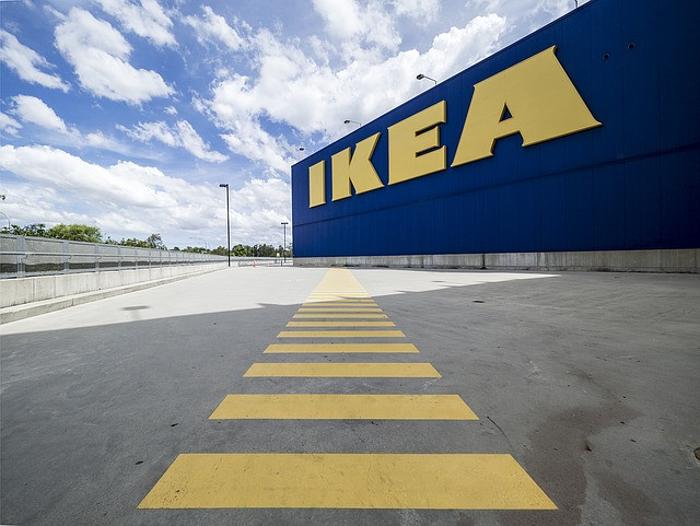 Un magazin Ikea a fost amendat după ce un client a găsit o omidă în mâncare