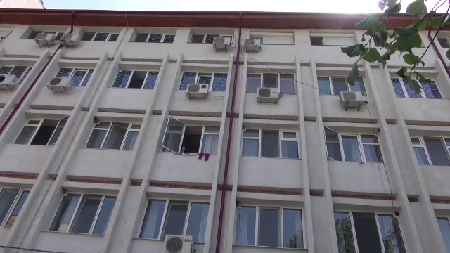 Incident socant la Galati, unde un copil a cazut de la etajul IV si a supravietuit. Ce risca acum parintii