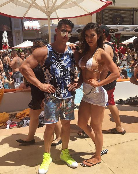 Probabil cel mai FIT cuplu pe care l-ai vazut! Ce face acest barbat cand merge cu iubita la sala! Cum arata ea VIDEO