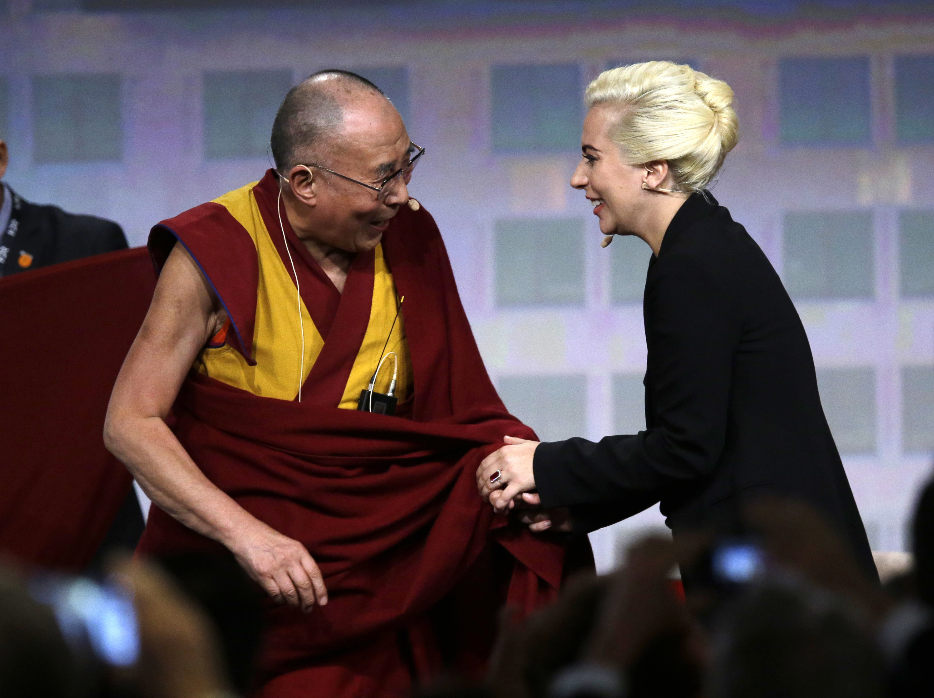 Fotografia cu Lady Gaga si Dalai Lama care i-a enervat pe fanii chinezi ai artistei. Cum au reactionat