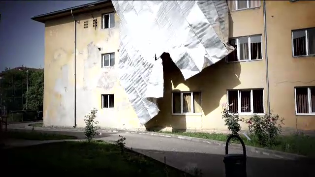 Cum puteti primi despagubiri de la asiguratori in caz de grindina, inundatii sau chiar si tornada