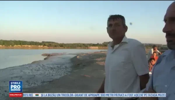 Doi veri in varsta de 20 de ani, care au vrut sa se racoreasca in raul Suceava, au disparut in apele adanci