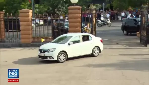 Papa Francisc a mers cu un LOGAN in cursul vizitei in Armenia. De ce a ales acest model de masina