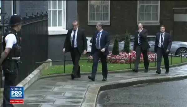 BREXIT. Lira atinge un nou minim istoric dupa ce Standard&Poor a scazut ratingul Regatului. Cameron merge marti la Bruxelles