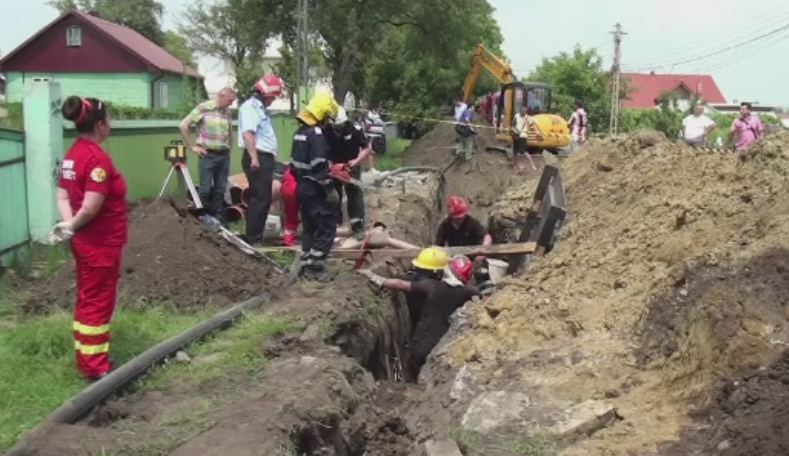 Un barbat de 59 de ani a murit dupa ce un sant de canalizare s-a surpat peste el. Dupa cate ore a fost scos