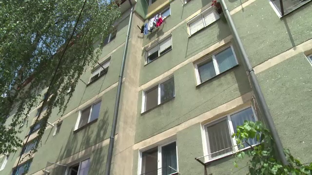 Un baietel de 3 ani a scapat cu rani minore, dupa ce a cazut de la etajul V. "E constient. S-a nascut a doua oara"