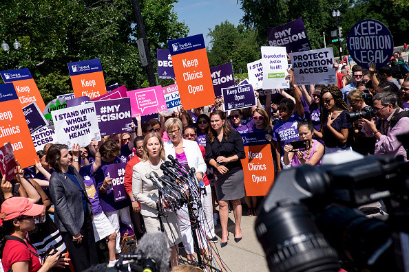 Decizie istorica a Curtii Supreme din SUA asupra dreptului de a face avort. Subiectul divizeaza tara in plina campanie