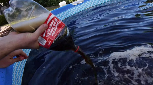 Experiment inedit: a umplut o piscina cu 6 tone de Coca-Cola, apoi a aruncat galeti cu Mentos inauntru. Ce a urmat. VIDEO