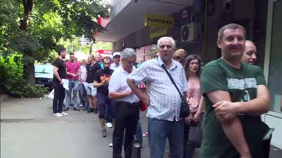 Cozi nesfarsite la Primaria Sectorului 2 pentru taxe. Tanar: "Lucrez in strainatate, iar cand vii aici iti faci cruce"