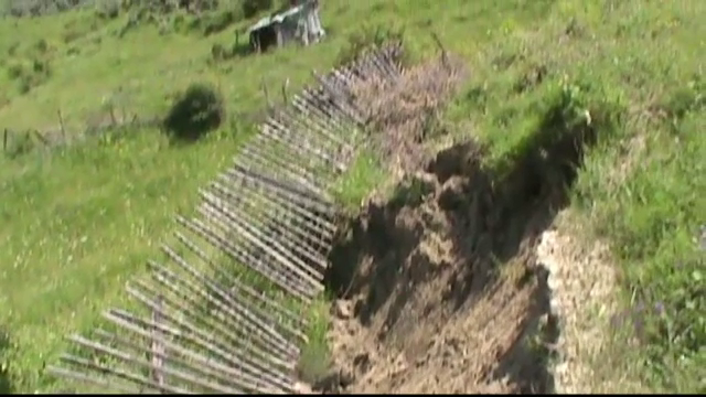 Alunecari de teren masive in judetul Buzau, dupa ploi. Doi batrani risca sa ramana fara adapost: casa e in pericol sa cada
