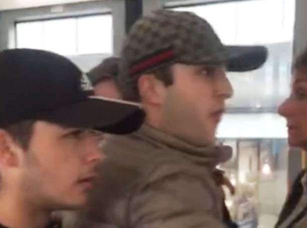 "Intoarce-te in Africa". Raspunsul unui strain la atacurile xenofobe facute de trei britanici, intr-un tramvai. VIDEO