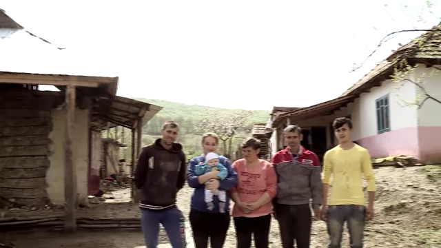 fata abuzata si copilul ei, alaturi de socri