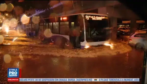 Potop in mai multe zone din tara. Oamenii au fugit la rude sau pe dealuri cu copiii dupa ce apa le-a navalit in case