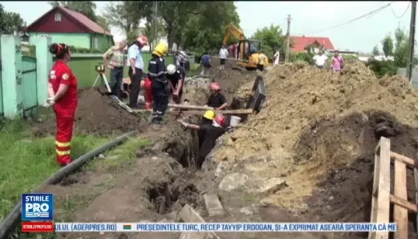 Un barbat de 59 de ani a murit dupa ce un sant de canalizare s-a surpat peste el. Dupa cate ore a fost scos