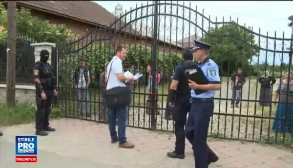 Scandal intre romi si un executor judecatoresc. O sa chemam si pe prietenii nostri, o sa fim aici 2000 cu pari si topoare