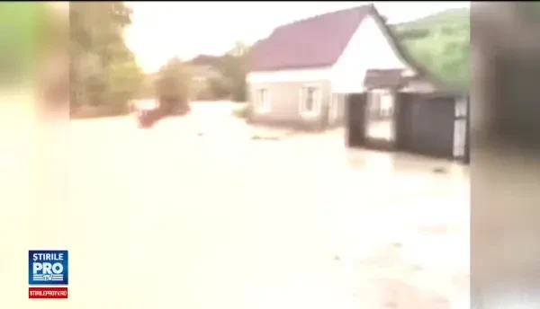 COD ROSU de inundatii in doua judete. Zeci de persoane au fost evacuate. Mi-am luat copiii in brate si am fugit