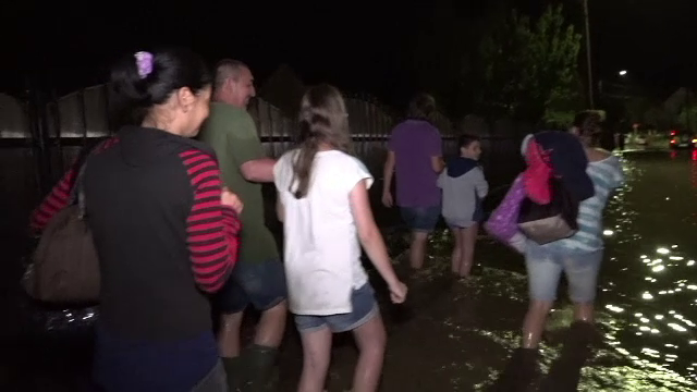 CODUL ROSU de inundatii ramane in vigoare pana joi. Momentul in care un barbat sare in cuva excavatorului ca sa se salveze