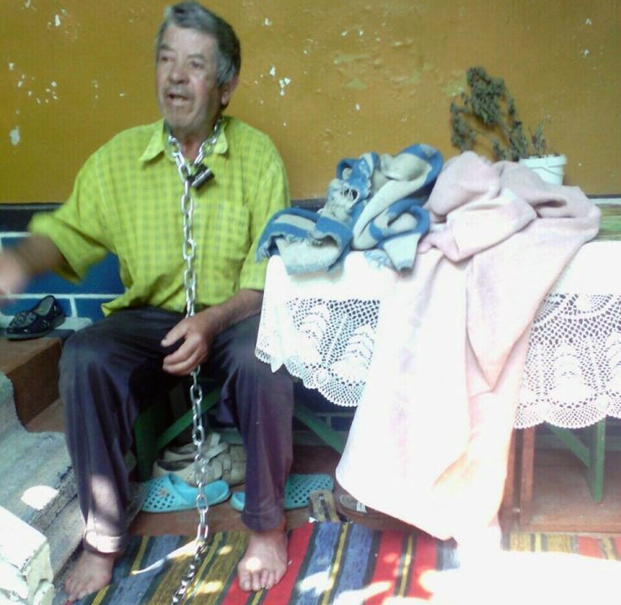 O femeie din Moldova si-a legat sotul cu lantul, ca pe un caine, de prispa casei. Un trecator socat a sunat la politie