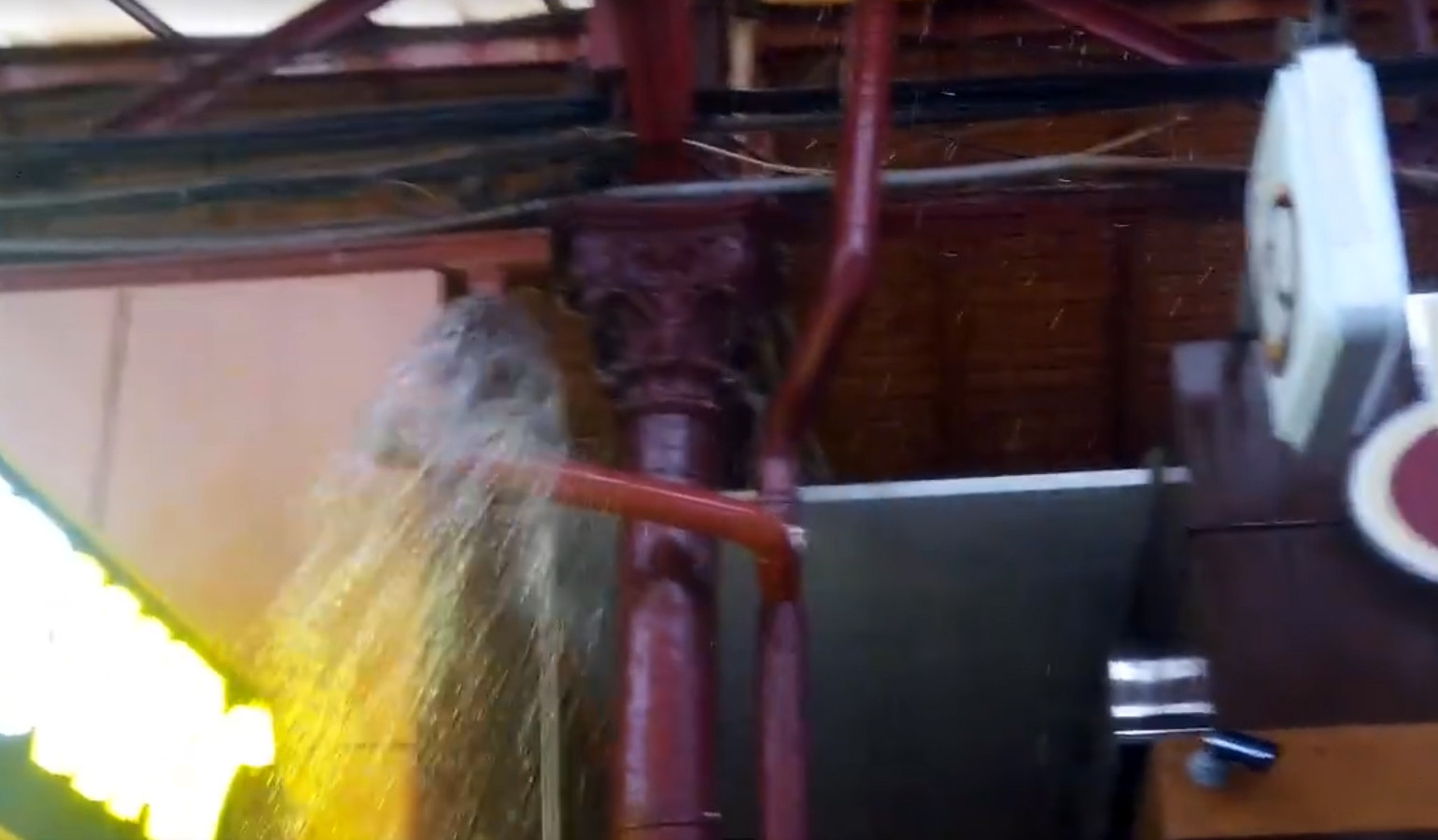 30 de minute de ploaie au dat peste cap Bucurestiul. Trafic paralizat, metrou inundat si copaci prabusiti peste masini