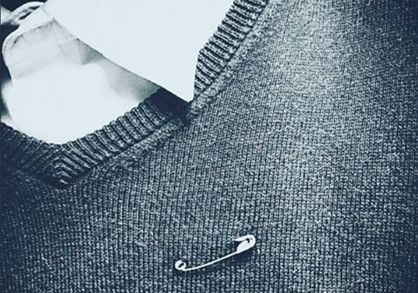 Motivul pentru care toti mai multi britanici poarta acest simbol. Ce semnificatie are acul de siguranta prins in piept