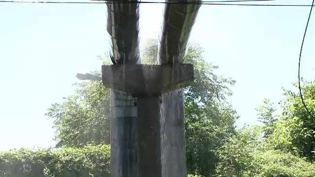 O conducta de apa rece s-a spart in centrul Timisoarei. Trecatorii s-au amuzat, dar zeci de familii au ramas fara apa