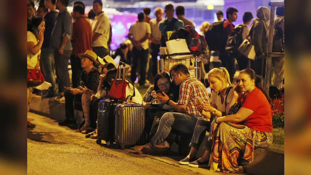 oameni la aeroportul Ataturk